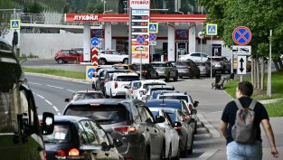 Украйна нанесе рекорден брой удари по руски рафинерии, влошаващи кризата за горива