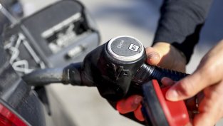 Производството на бензин у нас се връща към растеж през март