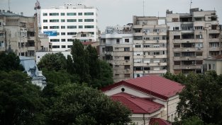 Букурещ гласува на избори, които може да предадат на крайната десница първа столица в ЕС