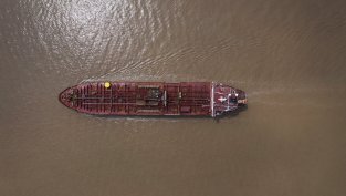 Дори и облекчаването на санкциите може да не помогне на Иран да изчисти петролните си резерви