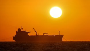 Поне 660 млн. барела петрол са минали през Ормузкия проток от май, според САЩ