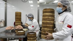 Китайският сектор на услугите се е представил по-добре от очакваното през юни