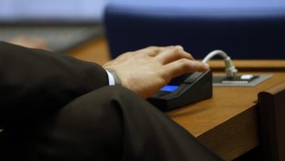 С призив за &bdquo;бърза писта&ldquo; парламентът одобри на първо четене достъпа на граждани до ДЦК