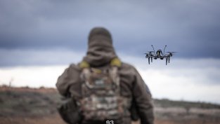 Дронове затвориха небето над Москва за часове, гори и военен завод в Орел