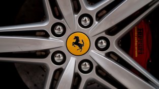 Ferrari прави скок към несигурната електрическа ера с новия си модел Luce