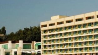 Слънчев ден с 32% ръст на нощувките, но все още със 7% под върховите години