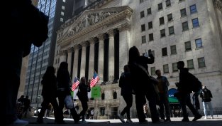 Dow се срина с над 900 пункта, разпродажбите в сектора на чиповете се засилиха