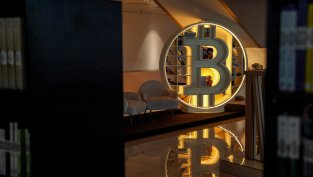 Биткойнът балансира цената между подкрепата на Тръмп и продажбите на Strategy
