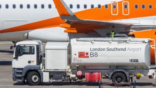 Печалбата на easyJet се срива със 70% заради разходите за гориво и отслабеното търсене