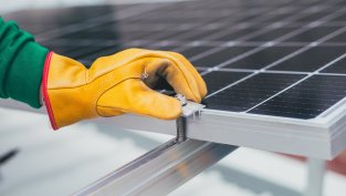 "АмонРа Енерджи" започва производство на соларни конструкции и зарядни станции