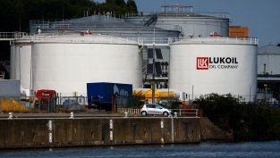 ЕС обяви санкции срещу компании и лица, превозващи руски петрол