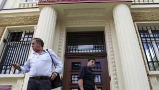 Кабинетът: По-добре е жизнената част от КТБ да продължи да работи