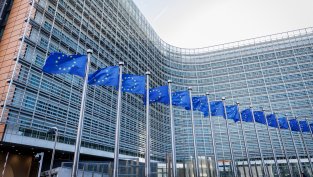 ЕК облекчава правилата за ESG отчетност за мениджърите на активи