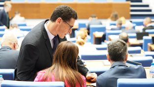 До тъмно парламентът дискутира Бюджет 2026