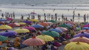 Бали обмисля забрана на Airbnb заради свръхтуризма