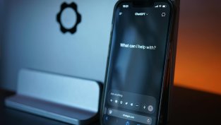 AI ботовете идват, а младите ги освиркват, вместо да ги аплодират