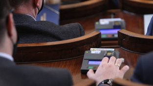 Депутатите ще гласуват по внесения вот на недоверие към кабинета „Желязков“ утре