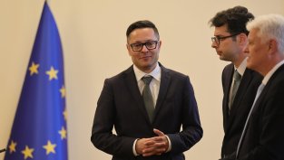 Икономическият министър спря всички плащания от държавни дружества заради одити