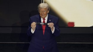 Засилващата се буря във Вашингтон подхранва външнополитическите залози на Тръмп