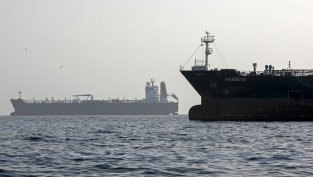 Оператори на кораби предлагат щедри бонуси, за да накарат екипажите да плават през Ормуз