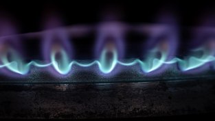ЕК не вижда проблем с полупразните хранилища, но цената на газа се удвои