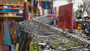 Оборотите в търговията на дребно у нас нарастват символично през октомври