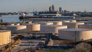 Рекордните цени на морския транспорт правят американския петрол твърде скъп за Азия