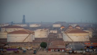 Страните от Персийския залив в ОПЕК увеличават производството на петрол през юли