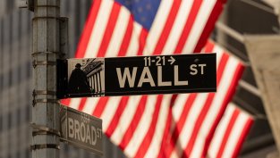 Wall Street затваря със спад на фона на скъпия петрол и спада при компании, свързани с&nbsp;AI