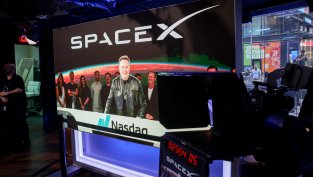Стартът на търговията със SpaceX даде тласък на Wall Street в последния ден от седмицата