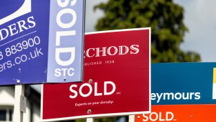 Цените на жилищата във Великобритания са завършили със спад 2025 г.