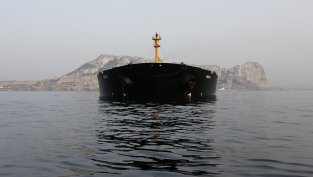 Пазарът е залят с петрол въпреки нуждата от възстановяването на резервите