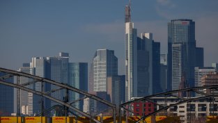 Банките в еврозоната затягат условията за кредитиране на бизнеса и домакинствата