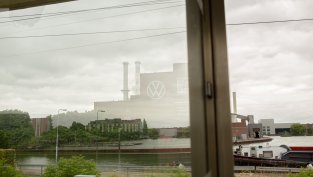 Премиерът на Долна Саксония търси баланс между кризата във VW и крайнодясната заплаха