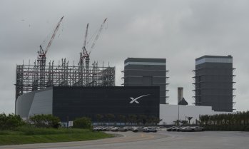 Мъск се възползва от инерцията на SpaceX, защитавайки идеята за сливане с Tesla
