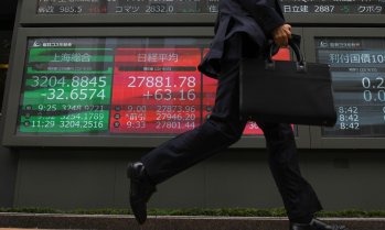 Dow Jones и S&P 500 затварят с рекорди като инвеститорите избягаха от технологичните акции