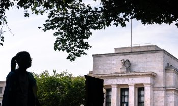 Упоритата инфлация подлага на изпитание решимостта на Фед