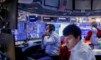 Wall Street се възстановява след разпродажбите, предизвикани от Федералния резерв
