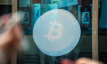 Цената на биткойна стигна близо 2-седмичен връх благодарение на примирието в Близкия изток