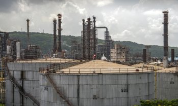 Страховете от свръхпредлагане тласкат цената на петрола надолу*