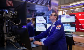 Wall Street изтрива част от загубите с подкрепата на спада в цената на петрола*
