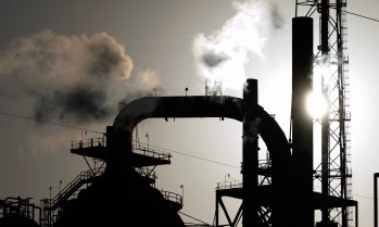 Петролът поевтинява, след като Иран и Оман постигнаха споразумение за Ормузкия проток*