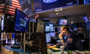 Dow Jones и S&P 500 затварят с рекорди като инвеститорите избягаха от технологичните акции