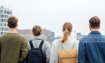 Младите българи напускат дома на родителите си средно почти на 28 години