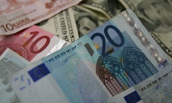 Еврото се готви за най-голямото си седмично поевтиняване спрямо долара от месеци