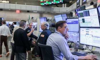 S&P 500 спада за трети пореден ден, акциите на производителите на чипове поевтиняват*