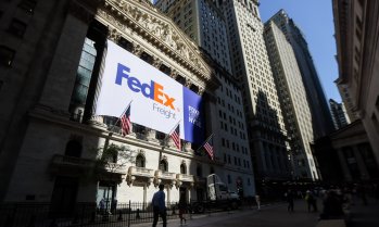 S&P 500 и Nasdaq затвориха на по-ниски нива, повлечени от технологичните акции