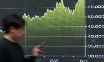 Южнокорейският индекс Kospi се отдръпна от рекордния си връх и спадна с над 6%