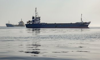 Петролът продължава да минава през Ормузкия проток въпреки твърденията на Иран, че е затворен