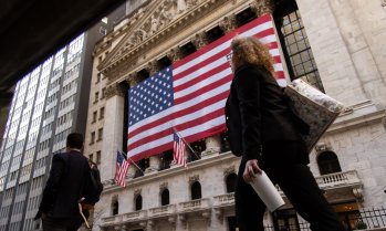 Nasdaq започва юли със спад, инвеститорите разпродават акции на производители на чипове*
